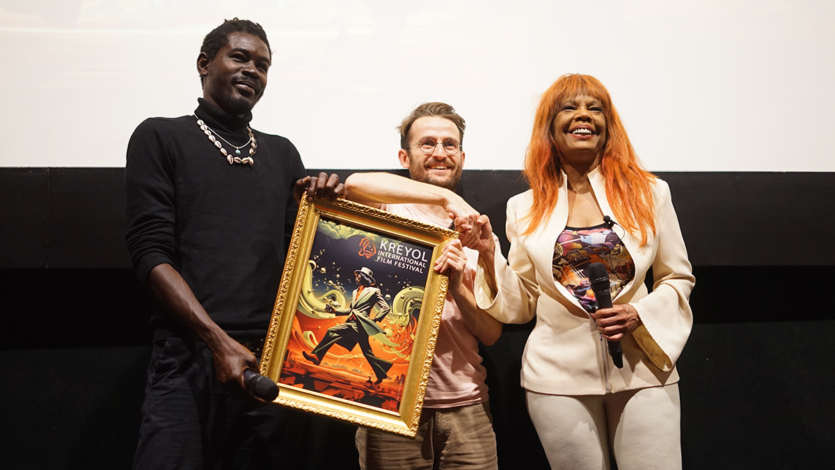 Remise du Prix KIFF 2024. ÉCLAT DE LANBI, Prix du Meilleur court métrage pour Mémoires du Bois réalisé par Théo Vincent. L'affiche du festival, œuvre de Alexia de Saint John’s, encadrée par un artisan, offerte au lauréat