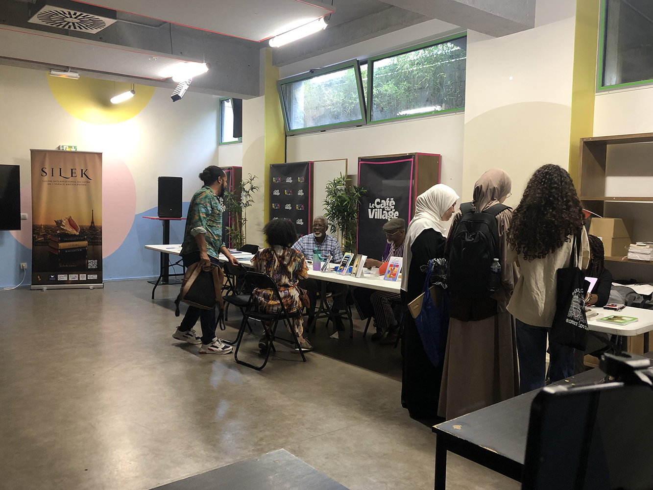 Digital Village - Café du village. Les premiers visiteurs à la rencontre des auteurs et éditeurs du SILEK 2026